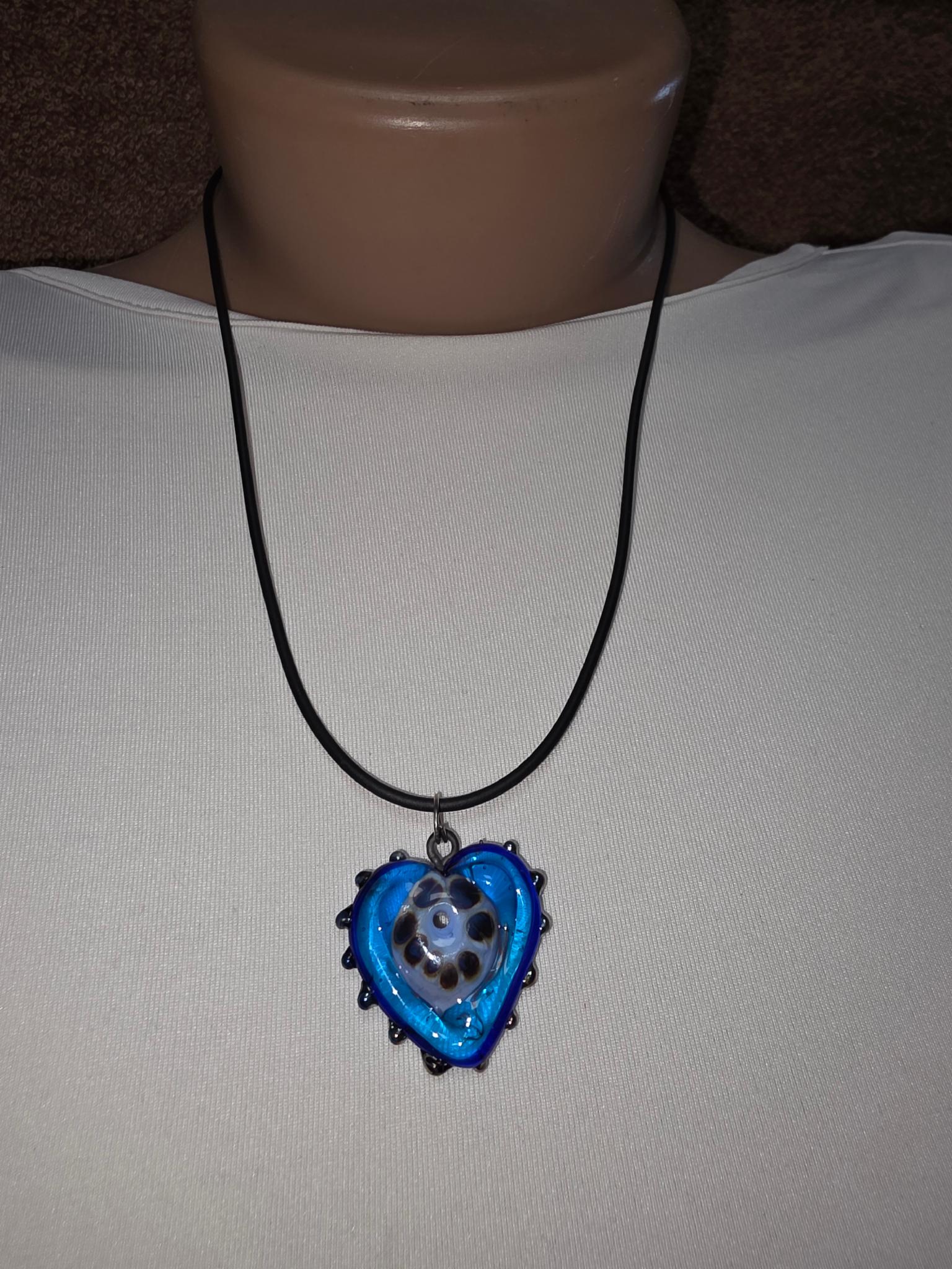 Скляний підвіс ISTA Lampwork на каучуковому шнурі 44-48см, R21 Серце