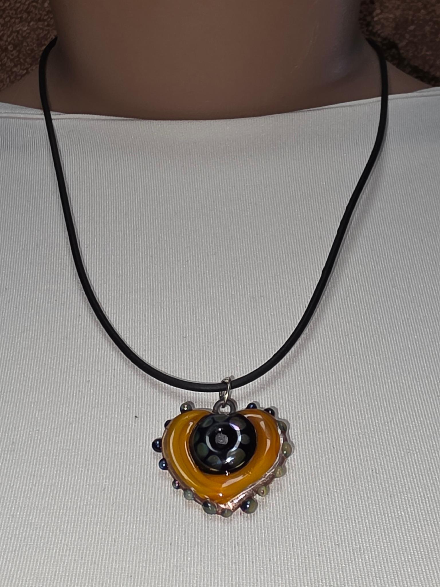 Скляний підвіс ISTA Lampwork на каучуковому шнурі 44-48см, R12 Серце
